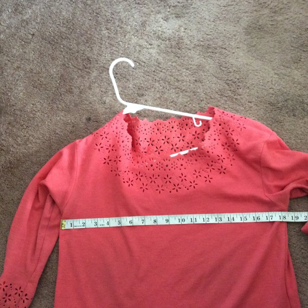 "Snowflake" Design Peach Top - Picture 3 of 10